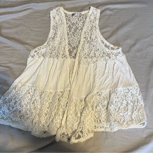 {✨ 3/$10} White Lace Vest